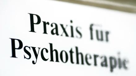 Praxisschild einer Praxis für Psychotherapie.