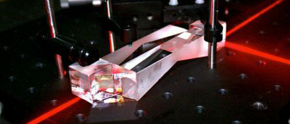 An der Universität Glasgow haben Forscher Laserstrahlen-Licht im Vakuum minimal abgebremst.