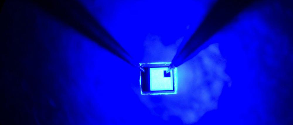 Ein Blaulicht-Laser, an dem einer der drei japanischen Nobelpreisträger, Shuji Nakamura, forscht.