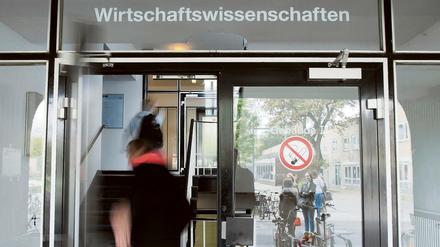 Ein Mann betritt am 17.10.2014 ein Gebäude der Wirtschaftswissenschaften an der Leibniz Universität Hannover.