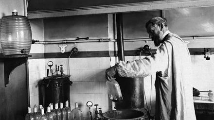 Louis Pasteur beim Experimentieren. 