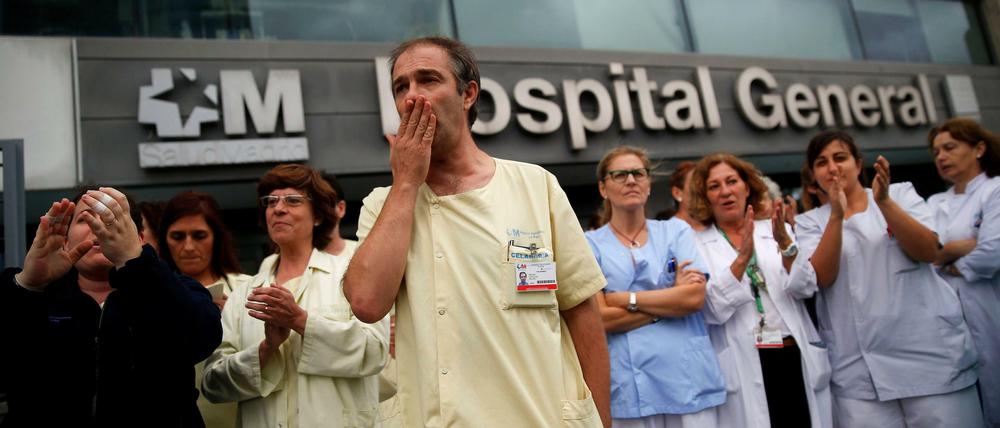 In Madrid nahmen Pflegekräfte die Ebola-Infektion ihrer Kollegin zum Anlass, vor dem Krankenhaus La Paz für bessere Ausstattung und Arbeitsbedingungen zu protestieren und den Rücktritt des spanischen Gesundheitsministers Ana Mato zu fordern.
