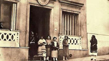 Ausgeliefert. Frauen 1924 vor einer staatlichen Untersuchungsstelle für Prostituierte in Montevideo.