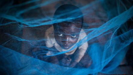 Zwei von drei Menschen, die an Malaria sterben sind Kinder unter fünf Jahren. Einfache Maßnahmen wie funktionierende Moskitonetze können viele schützen.