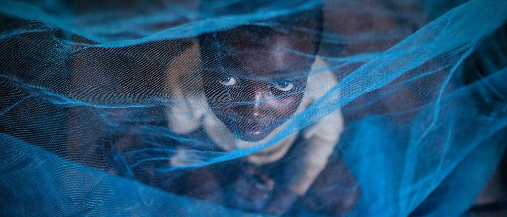 Zwei von drei Menschen, die an Malaria sterben sind Kinder unter fünf Jahren. Einfache Maßnahmen wie funktionierende Moskitonetze können viele schützen.
