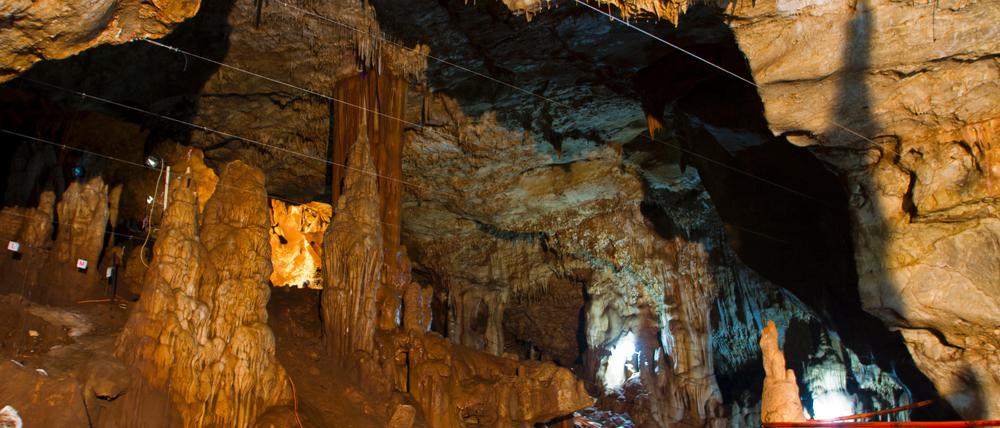 In der Manot-Höhle im Norden Israels haben israelische Forscher Teile eines 55000 Jahre alten Schädels gefunden. 