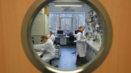 Das neuartige Coronavirus beschäftigt auch Wissenschaftler an der Philipps-Universität Marburg. 