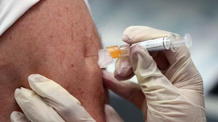Ein Mann wird in den USA gegen das Coronavirus geimpft.