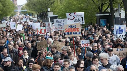 Etwa viertausend Menschen nahmen an der Demonstration "March for Science" am 22. April 2017 in Berlin teil. Weltweit gingen Forscher, Dozenten und Studenten auf die Straße um eine freie Wissenschaft und faktenbasierte Politik zu fordern. 