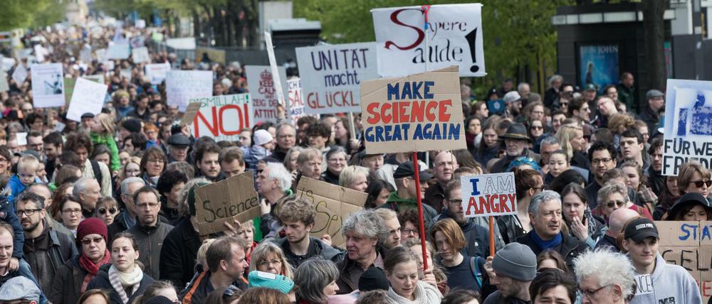 Etwa viertausend Menschen nahmen an der Demonstration "March for Science" am 22. April 2017 in Berlin teil. Weltweit gingen Forscher, Dozenten und Studenten auf die Straße um eine freie Wissenschaft und faktenbasierte Politik zu fordern. 