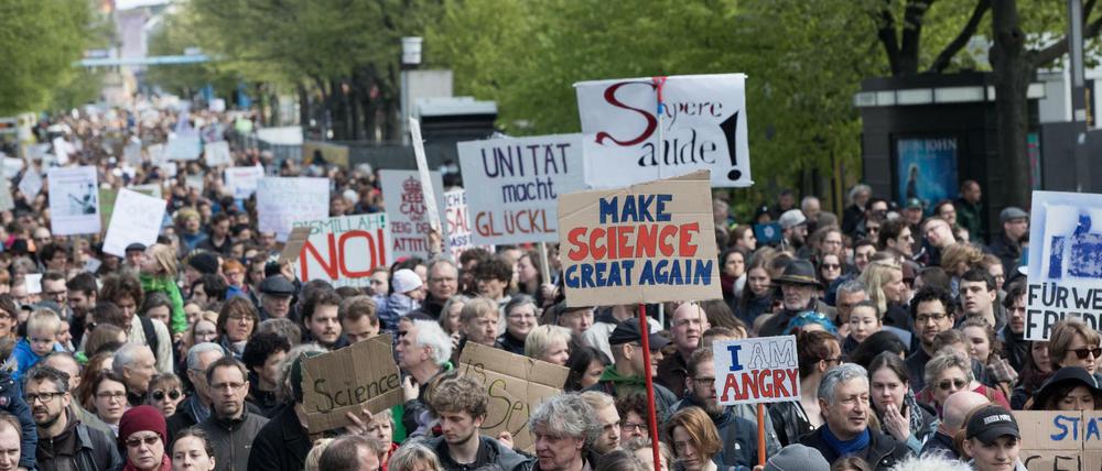In Berlin wird 2017 beim March for Science für Wissenschaftsfreiheit weltweit demonstriert.