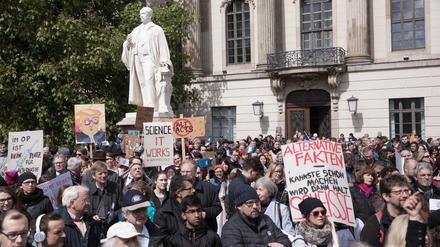 Etwa 4000 Demonstranten nehmen am 22.04.2017 am "March for Science" vor der Humboldt-Universität und dem Denkmal des Universalgelehrten Hermann von Helmholtz in Berlin teil. Der March for Science fand in rund 480 Städten weltweit statt.