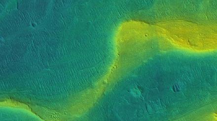 Foto eines erhaltenen Flussbetts auf dem Mars, aufgenommen von einem Satelliten. Die Farben sind, da der Mars auch in seinen Flussbetten eher rot ist, Codes für verschiedene Höhen (blau: niedrig, gelb: erhöht). 