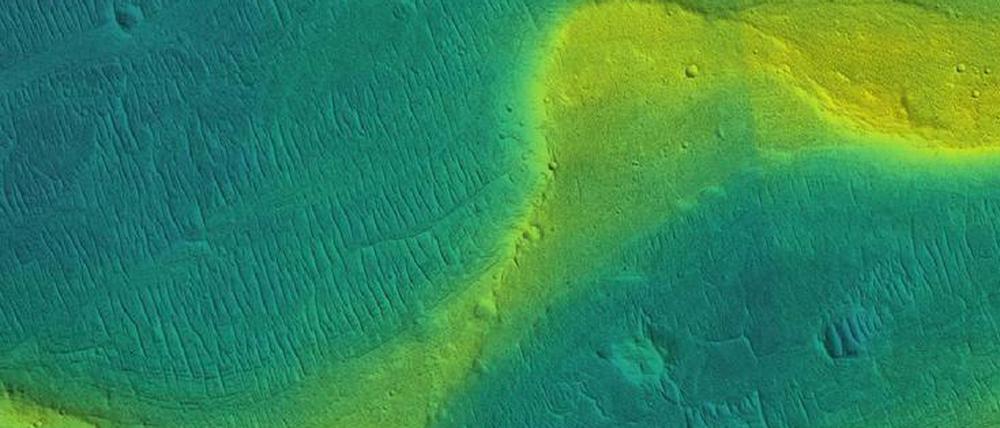 Foto eines erhaltenen Flussbetts auf dem Mars, aufgenommen von einem Satelliten. Die Farben sind, da der Mars auch in seinen Flussbetten eher rot ist, Codes für verschiedene Höhen (blau: niedrig, gelb: erhöht). 