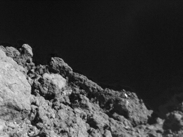 Ein Bild von der zerklüfteten Oberfläche Ryugus, aufgenommen vom Landeroboter "Mascot" während seiner 17stündigen Mission auf dem Asteroiden.