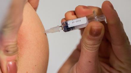 Viele Eltern kommen zu Impfungen gar nicht erst in die Praxen, erklärt der Kinderärztebund.