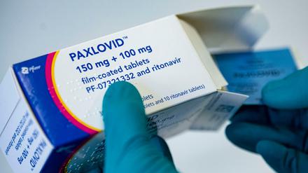 Die Paxlovid-Tabletten sollen vor einem schweren Covid-19-Verlauf schützen.