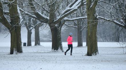 Ist man gut gerüstet, kann Sport im Winter dem Körper auch guttun.