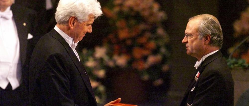 Medizin-Nobelpreisträger Günter Blobel erhält 1999 den Nobelpreis aus den Händen des Schwedischen Königs Carl XVI Gustaf.