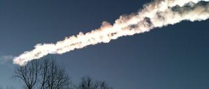 Kondensstreifen des Meteoriten, der 2013 nahe der russischen Stadt Tscheljabinsk einschlug.