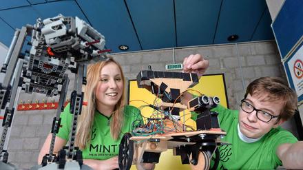 Einfach mal ausprobieren. MINTgrün-Studierende der TU Berlin bauen im Projektlab einen Roboter. 