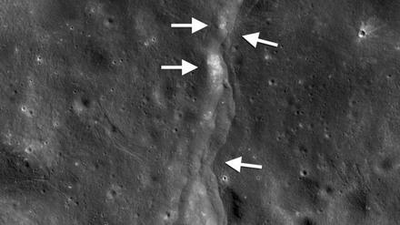 Eine sogenannte Überschiebung auf dem Mond, die von der Nasa-Sonde Lunar Reconnaissance Orbiter (LRO) entdeckt wurde. Diese tektonischen Störungen ähneln kleinen, treppenförmigen Klippen. Sie entstehen, wenn ein Abschnitt der Mondkruste (nach links gerichtete Pfeile) über einen angrenzenden Abschnitt (nach rechts gerichtete Pfeile) geschoben wird. Der Mond ist möglicherweise auch heute noch tektonisch aktiv. Darauf deutet eine neue Auswertung von Mondbeben aus der Ära der «Apollo»-Missionen hin. 