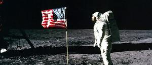 „Apollo 11“-Astronaut Edwin Aldrin steht neben der US-Flagge auf dem Mond. Nach Neil Armstrong ist er der zweite Mensch auf dem Erdtrabanten.