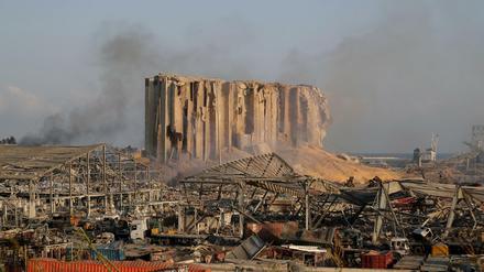 Die Explosion legte einen Großteil eines Hafens lahm und beschädigte Gebäude in ganz Beirut. 