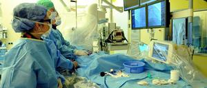 Nach einem Herzinfarkt zählt die Zeit bis zur operativen Öffnung der verschlossenen Gefäße.