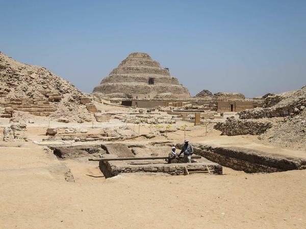 Blick auf die Djoser-Pyramide neben der Sakkara Grabanlage. 