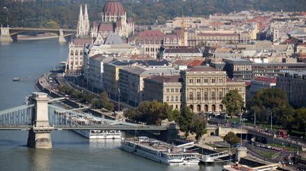 Stadtansicht Budapests mit dem Gebäude der Akademie der Wissenschaften.