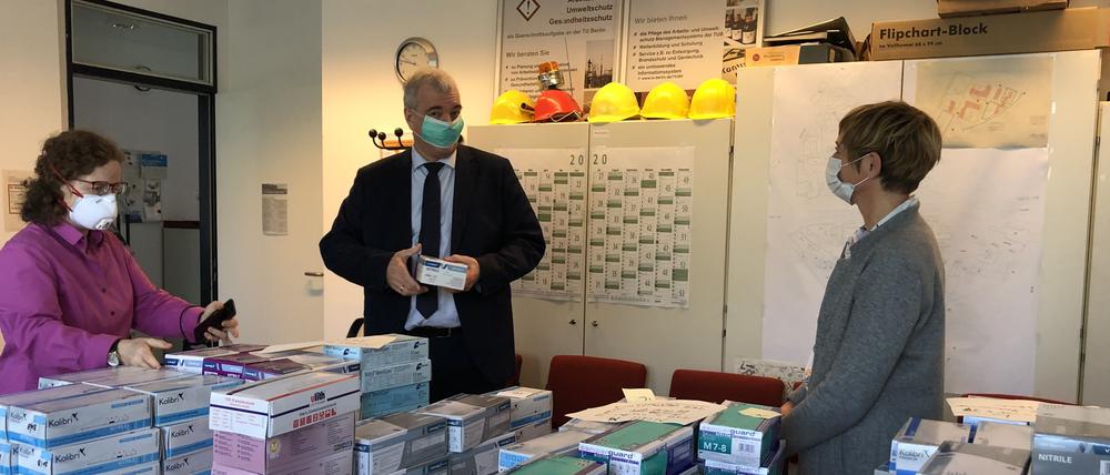 Schutzbrillen, Einmalhandschuhe, Overalls und Masken hat die TU Berlin an den Paritätischen Wohlfahrtsverband übergeben.