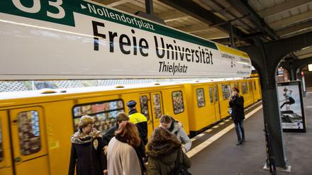 Über einem Bahnsteig der U3 hängt das Schild "Freie Universität/Thielplatz".