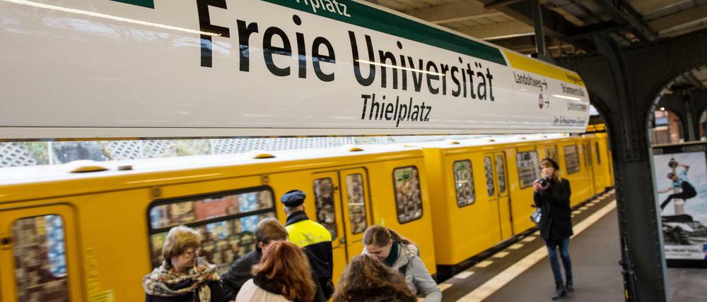 Über einem Bahnsteig der U3 hängt das Schild "Freie Universität/Thielplatz".
