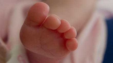 Nun ist es da. Im April wurde ein Drei-Eltern-Baby geboren. Die Behandlung fand aufgrund von Gesetzeslücken in Mexiko statt.