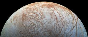 Braun erscheinende Risse überziehen die helle Oberfläche des Jupitermonds Europa.