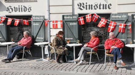 Menschen sitzen in einer Bar in Kopenhagen.