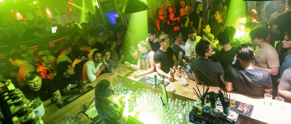 Nachts wieder dicht: Bar in Tilburg bei der Wiedereröffnung im Juni