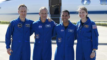 Der Esa-Astronaut Matthias Maurer (l) and die Nasa-Astronauten Tom Marshburn, Raja Chari and Kayla Barron.
