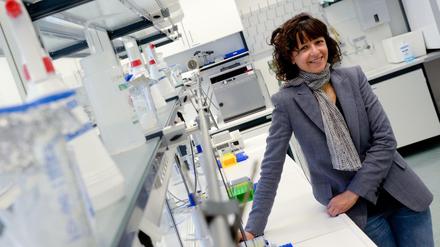 Die französische Mikrobiologin Emmanuelle Charpentier steht in einem Labor im Helmholtz-Zentrum für Infektionsforschung. 