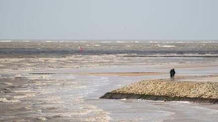 Wo man jetzt noch trockenen Fußes auf der Nordseeinsel Norderney stehen kann, könnte schon 2100 nur noch Meer sein. Bis zu 246 Meter Küstenlinie könnte sich die See dann klimawandelbedingt geholt haben. 