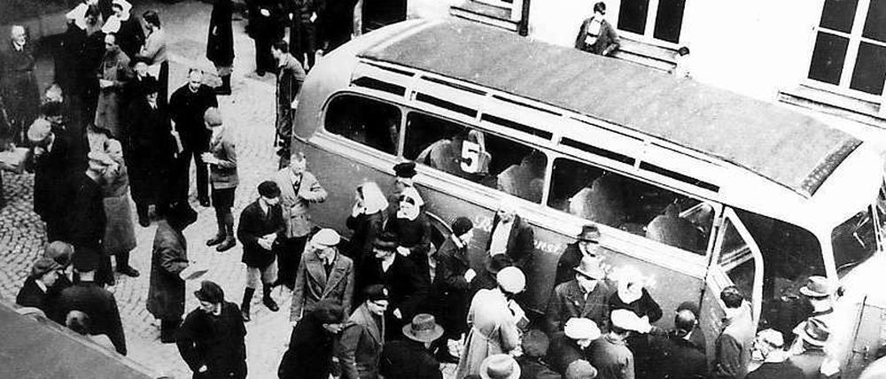 Abtransport: Psychisch Kranke und Behinderte besteigen einen Bus, hier in Bayern. Sie wurden während der NS-Zeit in eigens errichtete Anstalten gebracht, wo viele sterilisiert und ermordet wurden. 