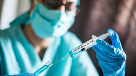 Derzeit werden eine Reihe von Impfstoffen gegen das Coronavirus Sars-CoV-2 klinisch an Tausenden Probanden erprobt.