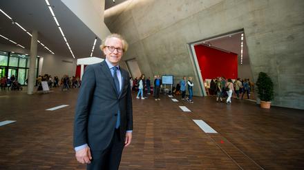 Sascha Spoun, Präsident der Uni Lüneburg, steht im Libeskind-Bau der "Leuphana".