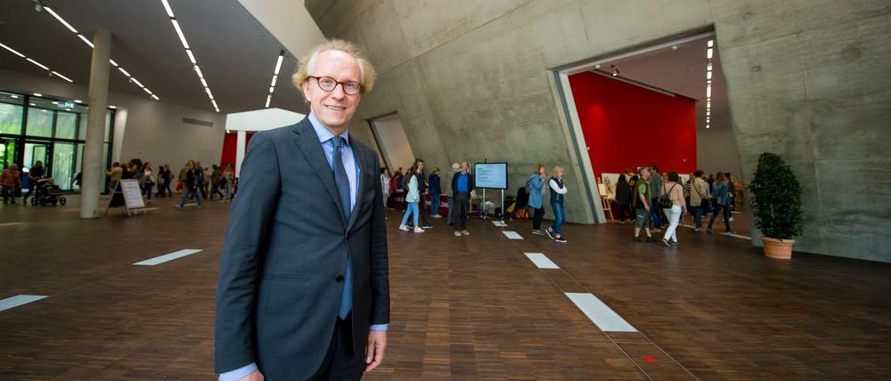 Sascha Spoun, Präsident der Uni Lüneburg, steht im Libeskind-Bau der "Leuphana".