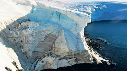 Kalter Koloss. Die Eisberge der Antarktis verlieren jährlich fünfmal so viel Eis, wie Wasser im Bodensee ist. 