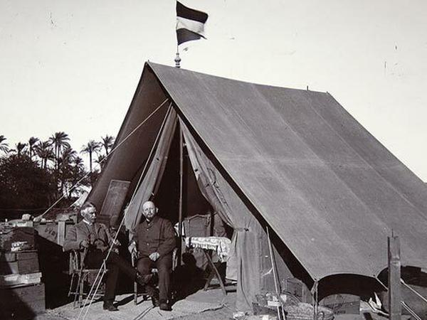 Otto Rubensohn (rechts) mit einem Gast vor seinem Zelt auf der Grabung auf der Nilinsel Elephantine 1905. Er brachte 37 Kisten mit Papyri mit nach Berlin.