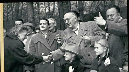Otto Suhr (in der Mitte des Bildes) war erster Direktor der neuen Hochschule - und ab 1955 Regierender Bürgermeister von Berlin. Das Bild zeigt ihn im Jahr darauf.