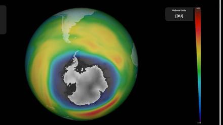 Loch am Pol. Die Abbildung zeigt, wie weit der Ozongehalt am 2. Oktober 2015 zurückgegangen war. 