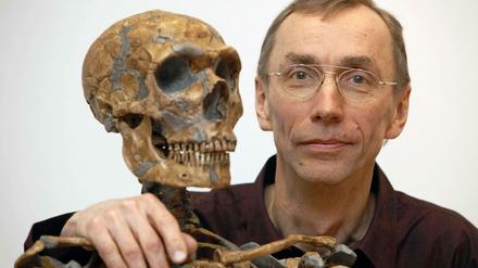 Forscher Svante Pääbo mit einem Neandertaler-Skelett